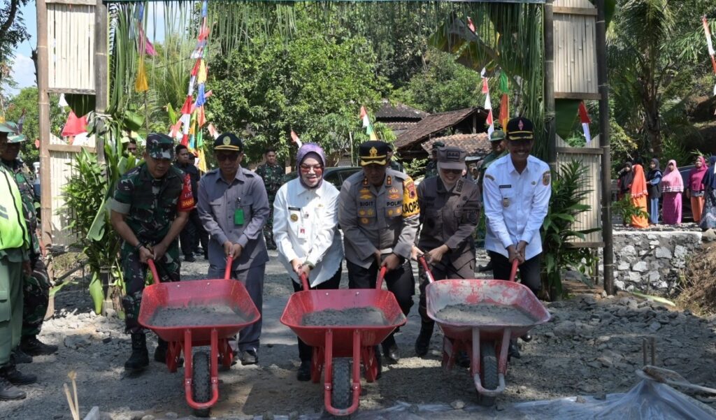 Bupati Sukoharjo Hj Etik Suryani saat pembukaan kegiatan Program TMMD Sengkuyung Tahap III Tahun 2024 di Desa