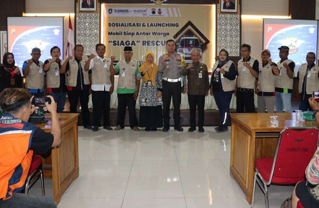 Kasatlantas Polresta Surakarta Kompol Agung Yudhiawan bersama Dinas Sosial dan relawan foto bersama