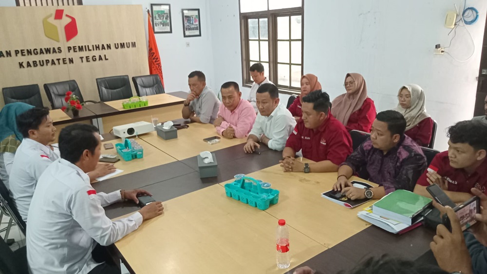 Bakal Calon Bupati Tegal Mu’min Datangi Kantor Bawaslu, Ajukan Sengketa Pilkada terkait Keputusan KPU