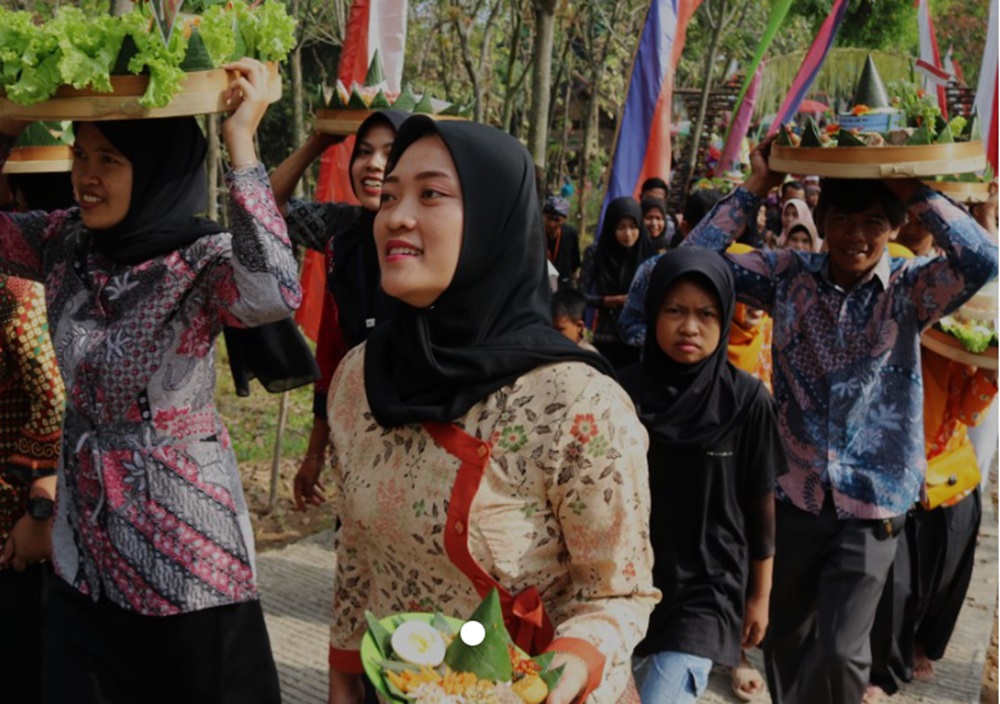 Sebanyak 500 lebih warga Desa Musuk, Kecamatan Sambirejo, Kabupaten Sragen berbaris dalam Kirab Budaya Memetri