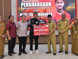 Dony Tri Pamungkas, Pesepakbola Asal Boyolali Diberi Penghargaan oleg Bupati Said