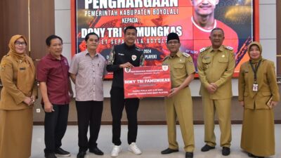 Bupati Boyolali, M. Said Hidayat memberikan apresiasi kepada pesepakbola asal Kabupaten Boyolali, Dony Tri Pam