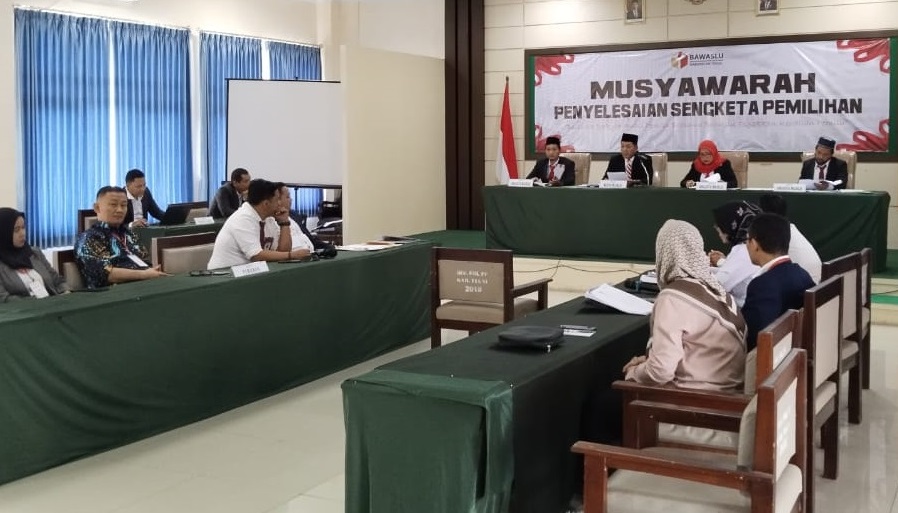 SIDANG - Ketua Bawaslu Kabupaten Tegal Harpendi DP memimpin sidang sengketa pilkada di Aula Satpol PP Kabupate