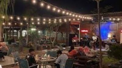 RESTORAN TERBAIK SRAGEN- Salah satu restoran di Sragenyang ramai dikunjungi.