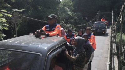 Warga Desa Tlogolele dievakuasi dengan menaiki mobil bak terbuka menuju pos pengungsian saat mengikuti simulas