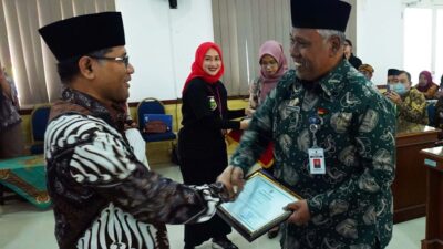 BERI PENGHARGAAN - Bupati Boyolali M. Said Hidayat memberikan piagam penghargaan kepada Asisten Tata Pemerinta