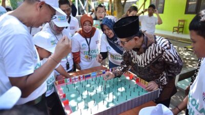 PERMAINAN TRADISIONAL - Bupati Boyolali M. Said Hidayat (kanan) bermain saat kegiatan Gerakan Sekolah Sehat.