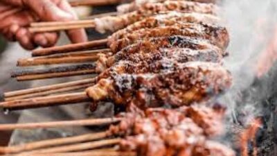 WARUNG SATE BUNTEL- Sate Buntel merupakan sate salah satu kuliner khas Solo.