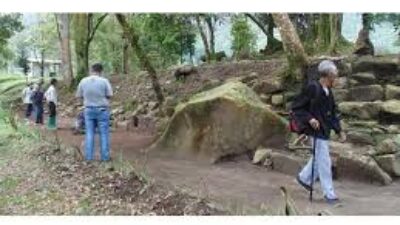 Candi Planggatan merupakan salah satu tempat wisata di Karanganyar.