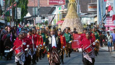 TRADISI - Kirab Gunungan apem kukus keong mas melewati jalan sekitar Pengging, Banyudono.