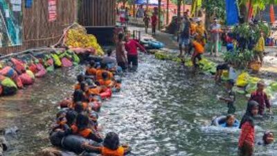 BERWISATA - Sejumlah pengunjung menikmati pesona alam wisata Panorama Boyolali.
