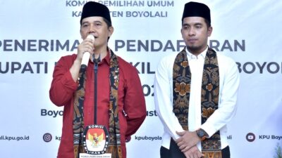 Pendaftaran Paslon Hari Terakhir, Marsono-Saifulhaq Mayyazi Datangi KPU Boyolali dengan Berjalan Kaki
