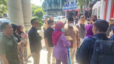 PEMERIKSAAN - Bapaslon Ischak-Kholid saat hendak menjalani pemeriksaan di RSUP dr Kariadi Semarang, Sabtu, 31