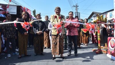 Wakil Bupati Boyolali Wahyu Irawan memotong pita tanda dimulainya Pengging Fair 2024