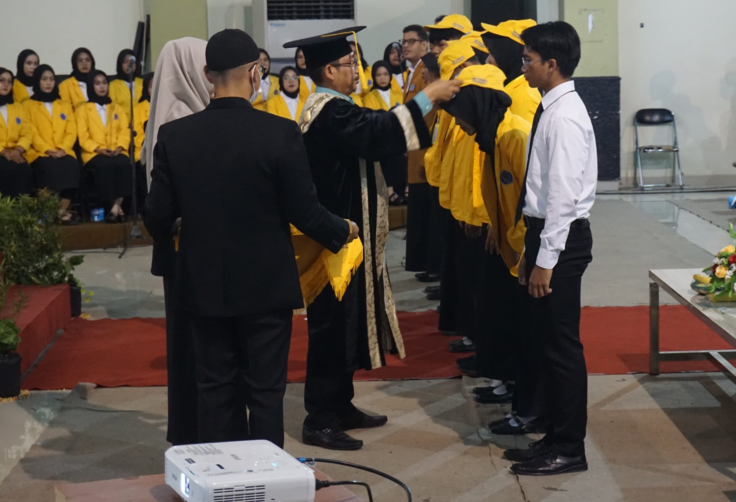 Rektor UPS Tegal Dr Taufiqulloh MHum saat mengukuhkan mahasiswa baru 2024 di Auditorium Senoatmodjo