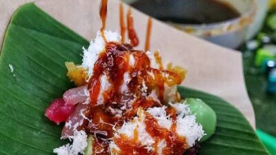 Lenjongan merupakan jajanan yang terbuat dari singkong, ketan dan bahan bahan alami.