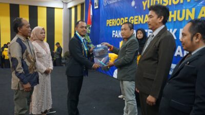 Dr Agus Wibowo MT, Dekan FTIK UPS didampingi wakil dekan memberikan transkip nilai kepada calon wisudawan.