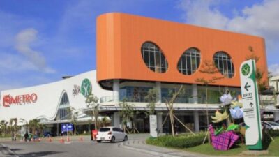 The Park Mall Solo Baru merupakan pusat perbelanjaan terbesar di kota Solo.