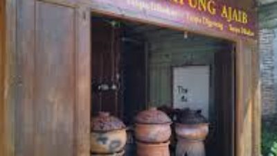 AYAM PANGGANG - Inilah kuliner ayam panggang Mbah Dinem Klaten.