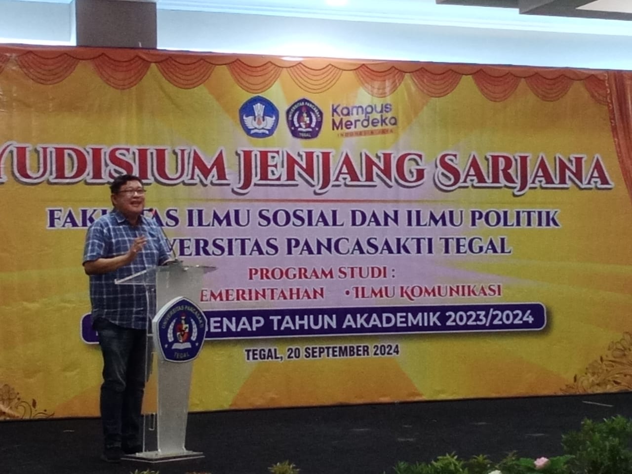 Profesor Dr Purwo Susongko selaku Wakil Rektor 1 bidang akademik UPS saat memberikan sambutan dalam Yudisium j