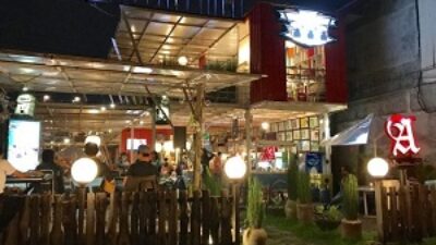 Cafe Tiga Tjeret merupakan tempat nongkrong hits yang ada di Solo.
