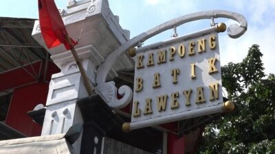 Kampung Batik Laweyan merupakan tempat yang memproduksi batik yang masi tradisional dan terjaga kelestariannya