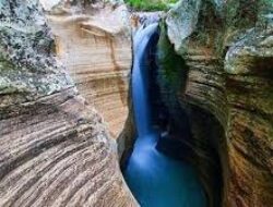 Menelusuri Kecantikan Alam Air Terjun Luweng Sampang, Bebatuan Sekilas Mirip Grand Canyon