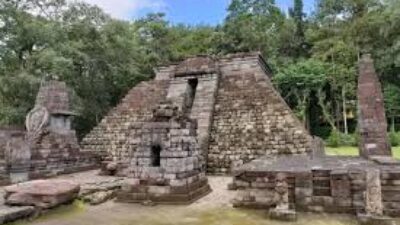 CANDI SUKUH - Lebih Dekat dengan Wisata Candi Sukuh.
