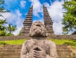 Menikmati Alam Sambil Mempelajari Sejarah Wisata Candi Cetho, Peninggalan Majapahit di Atas Awan