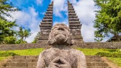 WISATA CANDI CETHO - Sejarah Wisata Candi Cetho, Peninggalan Majapahit di Atas Awan.