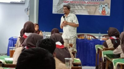 PELATIHAN – Pimred Radar Tegal M. Fatkhurohman sedang memberikan materi pelatihan jurnalistik kepada siswa SMP