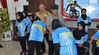Bupati Boyolali M. Said Hidayat bersama Wakil Bupati Wahyu Irawan melepas atlet National Paralympic Committee