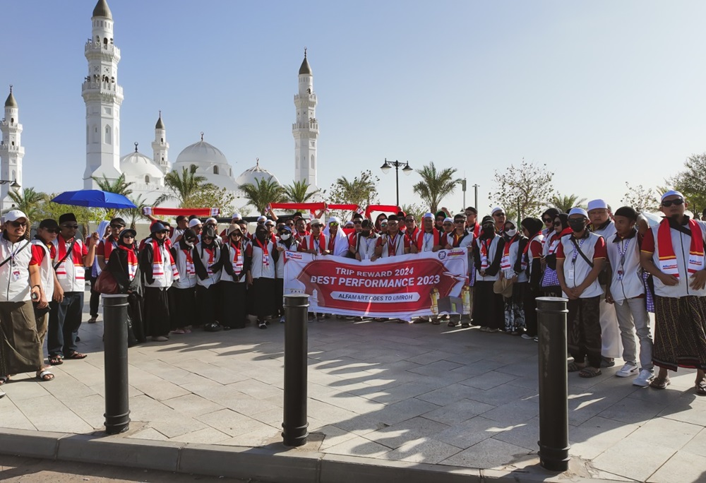 Sejumlah karyawan alfamart berangkat umrah