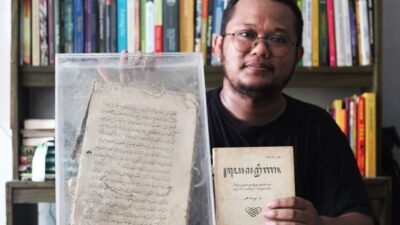 Menilik Manuskrip Kuno di Tangan Hendri Lisdiantoro.