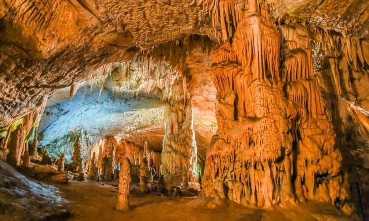 GOA PUTRI - Goa Putri Kencono adalah wisata yang memiliki nilai mahal dengan banyak keindahan yang luar biasa