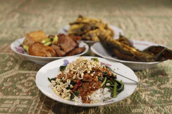 Pecel Baywatch merupakan makanan khas Klaten dengan cita rasa tradisional.