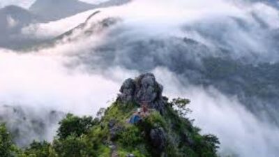 BUKIT CUMBRI WONOGIRI - Bukit Cumbri Wonogiri menjadi negeri atas awan.