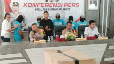 DIHADIRKAN - 5 orang tersangka kasus perampokan truk dihadirkan dalan konferensi pers.
