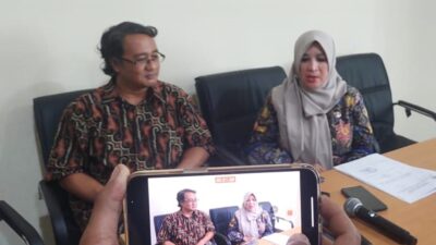 KONPRESS – Asisten I Setda Kabupaten Tegal yang juga Plt Kepala Dinas Dikbud Suspriyanti didampingi Kepala Uni