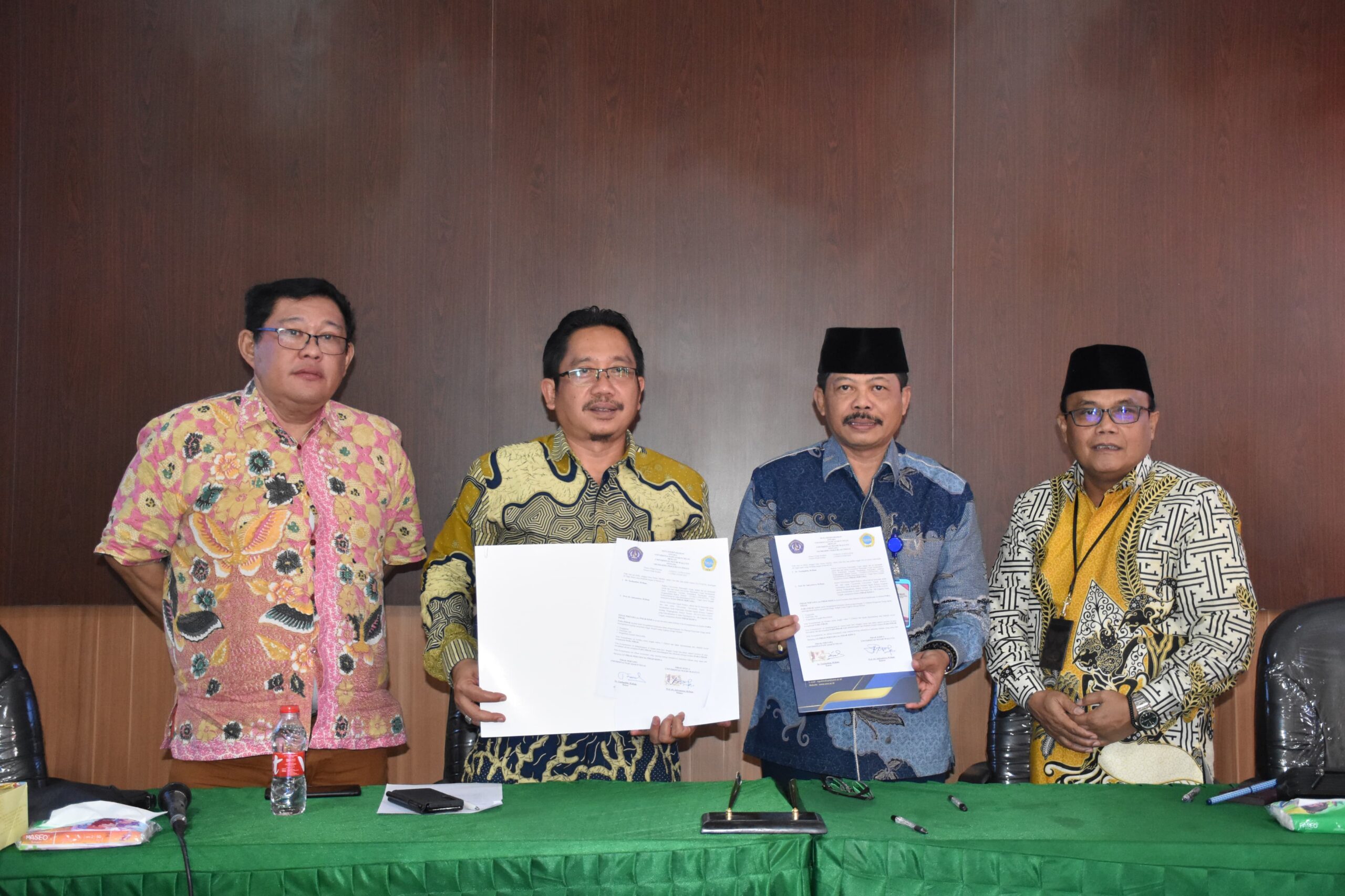 Dr Taufiqulloh MHum, Rektor UPS didampingi Prof Dr Purwo Susongko MPd selaku WR.1 berpose bersama Rektor Univ