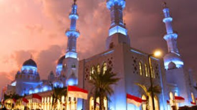 MASJID SURAKARTA - Masjid Raya Sheikh Zayed Surakarta bernuansa Timur Tengah.