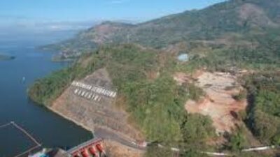 WADUK GAJAH MUNGKUR - Inilah keindahan Waduk Gajah Mungkur yang ada kompleks makam.