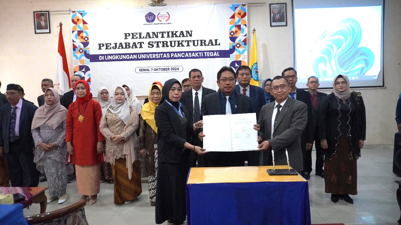 Rektor UPS Dr Taufiqulloh MHum di dampingi anggota senat Dr Jaka Waskita MM dan Dr Yoga Prihatin MPd menunjuka