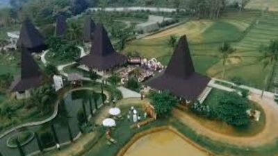SEMAR EDUPARK - Wisata Semar Edupark di Tawangamangu ada photoshoot hingga belajar batik.