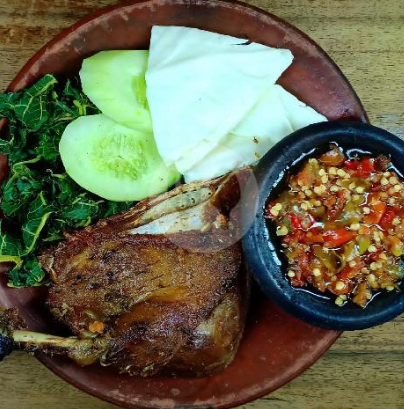 Kuliner legendaris di Klaten salah satunya yaitu Bebek goreng Pak Tohir