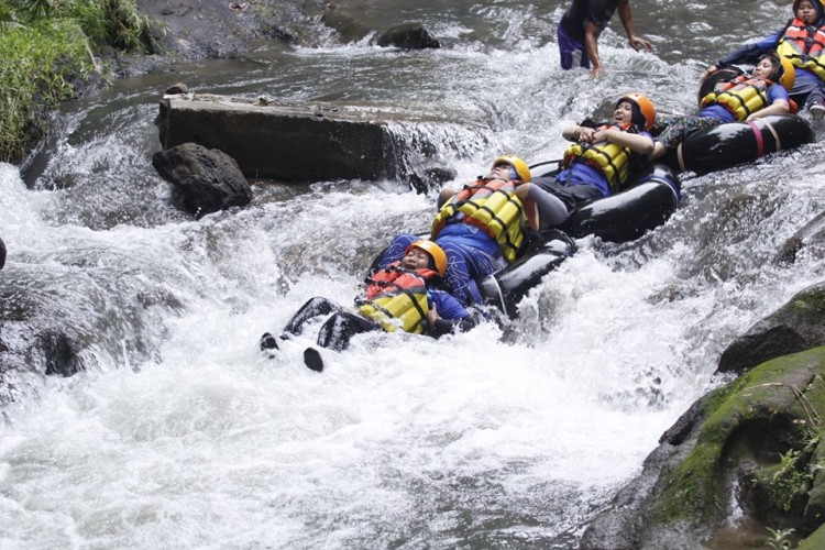 River Tubing di Bengawan Solo menjadi salah satu wisata adrenaline dengan pelayanan yang terbaik.