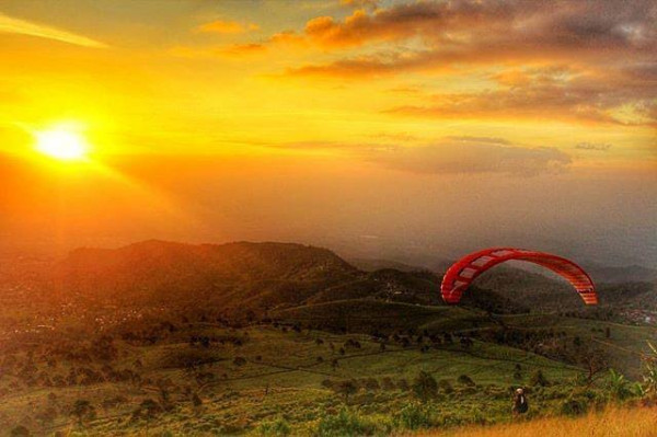 Paralayang di Tawangmangu menjadi destinasi wisata yang sangat cocok untuk anda coba.