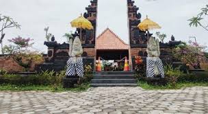 Inilah Candryamaya Pool And Resort yang memiliki nuansa Bali dengan pemandangan gunung.