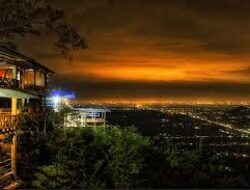 Indahnya Wisata Bukit Bintang saat Malam dengan Nuansa Romantis