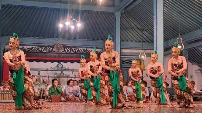 Tari klasik keraton Solo yang telah berusia ratusan tahun
